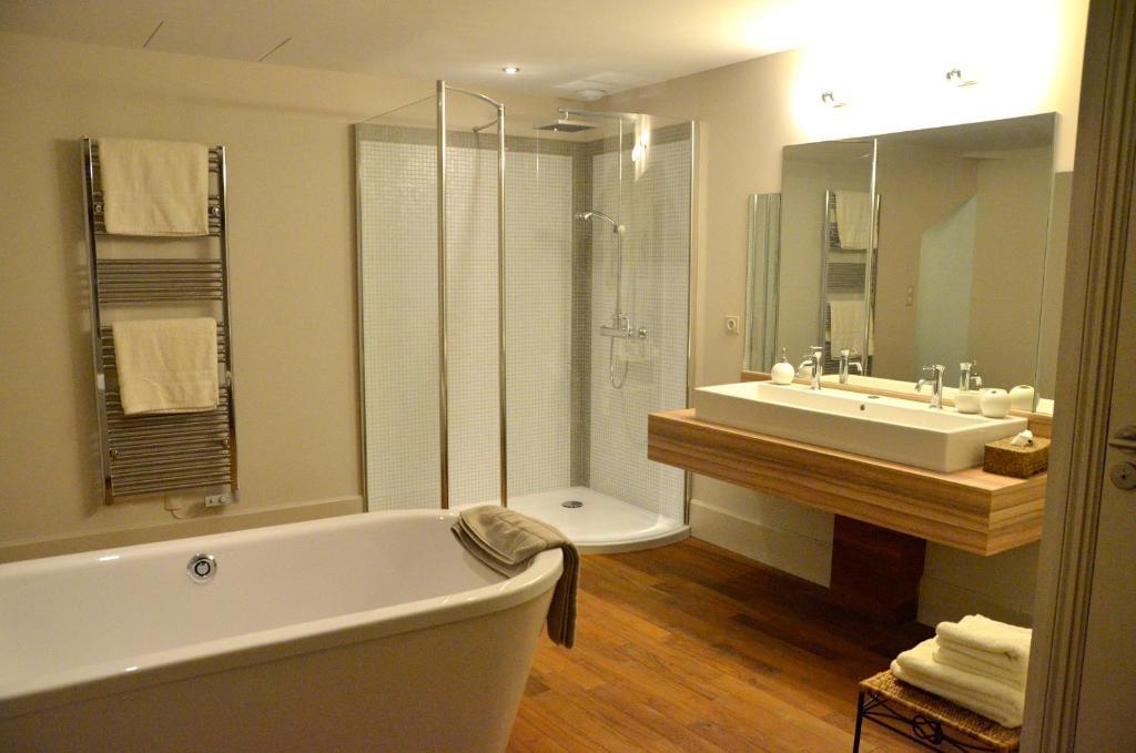 Bed and Breakfast Domaine Des Grands Cedres Cordelle Zimmer foto
