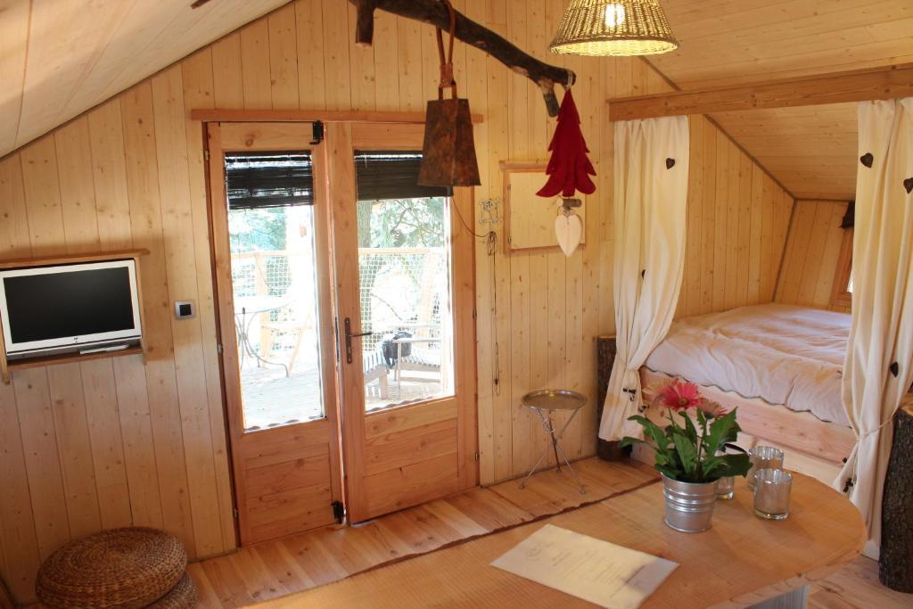 Bed and Breakfast Domaine Des Grands Cedres Cordelle Zimmer foto