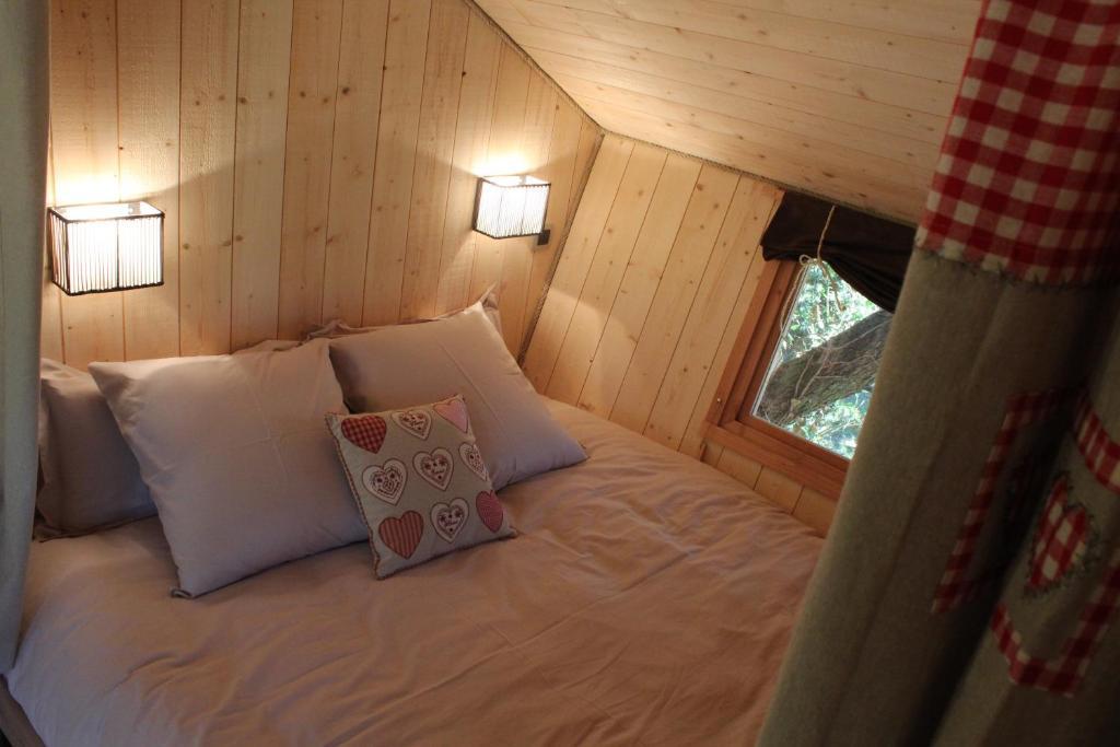 Bed and Breakfast Domaine Des Grands Cedres Cordelle Zimmer foto