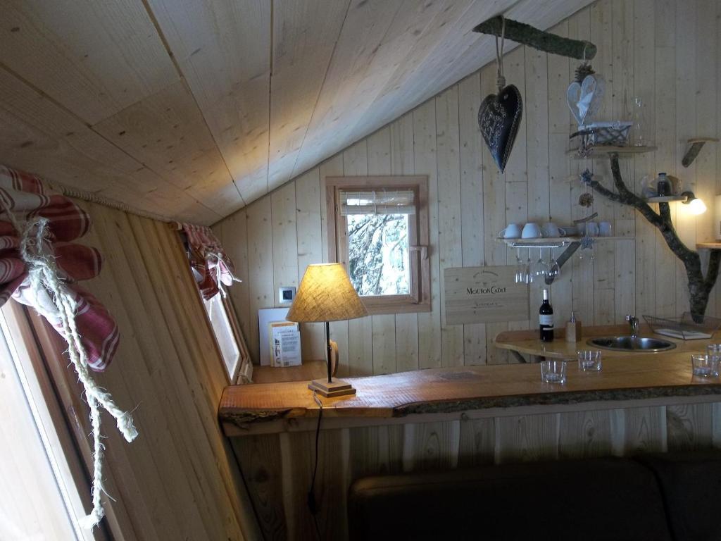 Bed and Breakfast Domaine Des Grands Cedres Cordelle Zimmer foto